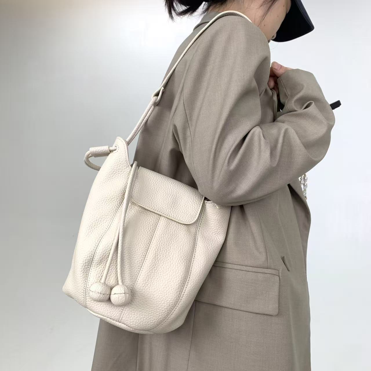 Genuine Leather Crossbody Bag for Women - Stylish Minimalist Handbag Featuring Zipper Closure, Gold-Toned Accents & Removable Strap, Compact Daily Purse for Work And Travel, \u002FBrown\u002F, Crossbody Bag