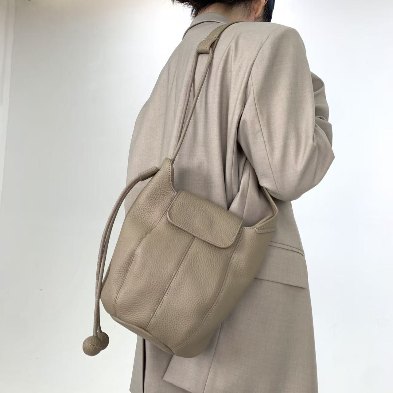 Genuine Leather Crossbody Bag for Women - Stylish Minimalist Handbag Featuring Zipper Closure, Gold-Toned Accents & Removable Strap, Compact Daily Purse for Work And Travel, \u002FBrown\u002F, Crossbody Bag